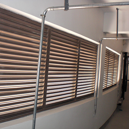 Ventilated rainproof blinds