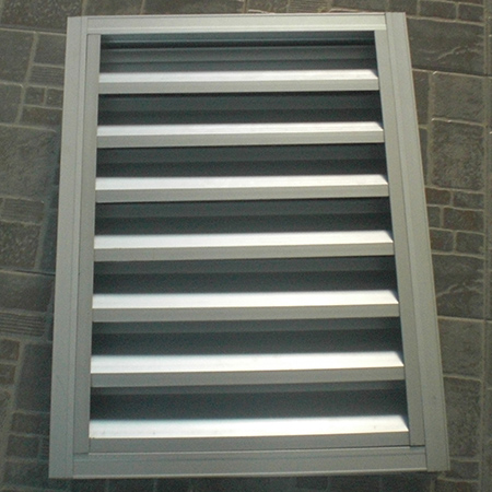 Ventilated rainproof blinds